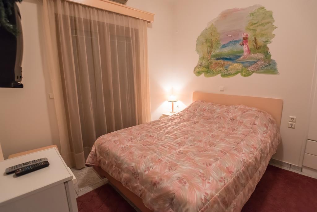 Artemis Otel Karpenísion Oda fotoğraf